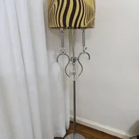 آباژور ایستاده