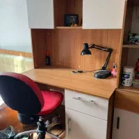 میز تحریر و کتابخانه و صندلی