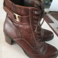 کفش و نیم چکمه