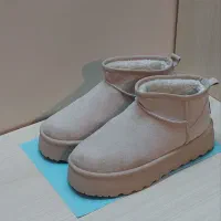 کفش آگ|کیف، کفش، کمربند|اصفهان, صدف|دیوار