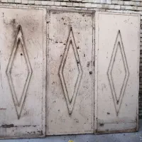 یک عدد، درحیاط آهنی سه لنگه