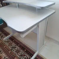 میز تحریر و کامپیوتر