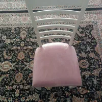 دو تا صندلی سفید