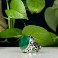 هنرجو کار در کارگاه نقره سازی