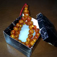 تسبیح کهربای گردویی فوق‌العاده خوش نقش