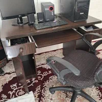 میز مطالعه و کامپیوتر
