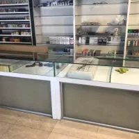 قفسه و پیشخون مغازه
