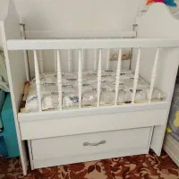 تخت گهواره ای نوزاد تمیز و در حد نو|تخت و صندلی بچه|تهران, شهرک شریفی|دیوار