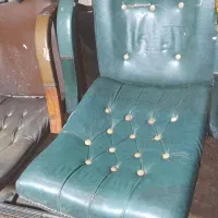 ۲ عدد صندلی و میز و تابلو ۸ تی