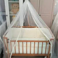 تخت کنار مادر