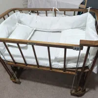 تخت کنار مادر و گهواره کودک