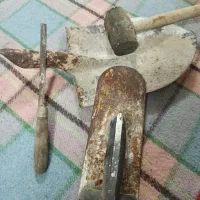 تعدادی ابزار بنایی ( فرغون بیل کلنگ ماله