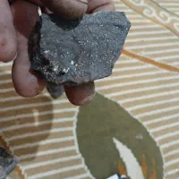 سنگ با تیکه های طلایی رنگ