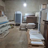 کارگر برای کار در کارگاه کابینت سازی