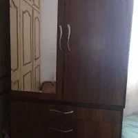 یک کمد با یک سه کشویی بغلش کمد هم دارد