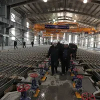 یک خانم برای مسئول واحد حقوق و دستمزد کارخانه