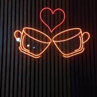 تابلو نئون با طرح های جدید و متفاوت در نور استریت