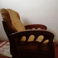 فروش مبل چهارنفره دسته چوبی ( چوب گردو) با میز وسط