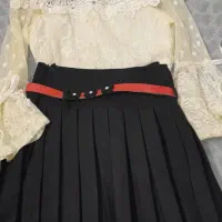 تعدادی لباس و کاپشن نوجوان در حد نو