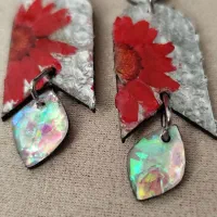 گوشواره یلدایی با گل قرمز بابونه رزینی|بدلیجات|بوشهر, |دیوار