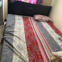 تخت چوبی  دونفره به همراه میزارایش و دوعدد عسلی