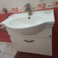 یک عددروشویی بدون کابین باشیرویک شیرتوالت و سیفون