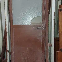 دوعدد درب آهنی و یک درب دولنگه چوبی از جنس خوب