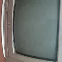 تلوزییون و تعدادی زنگوله برنجی