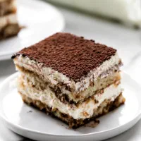 نیروی خانم جوان کار در کارگاه شیرینی و دسر