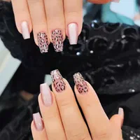 مدل جهت انواع خدمات و کاشت ناخن