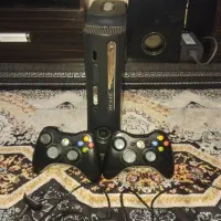 یک دستگاه ایکس باکس ۳۶۰ همراه با دو دسته بی سیم