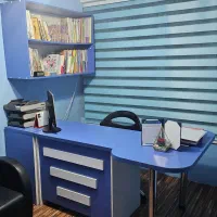 میز و کتابخانه