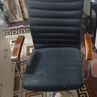 یک عدد صندلی چرخ دار