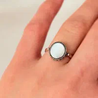 انگشتر نقره مدل نگین سفید نماد شکوه زنانه