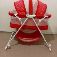 گهواره و تخت کنار مادر