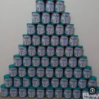 تعدادی زیادی قوطی شیرخشک