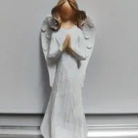 مجسمه فرشته در حال دعا