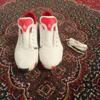 فروش یک جفت کفش سالن.