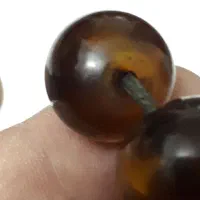 دو عدد تسبیح سندلوس قدیمی کهنه عتیقه|کلکسیون اشیاء عتیقه|تهران, باغ خزانه|دیوار