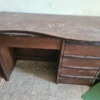 میز چوبی با کشوهای ریلی