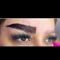 خدمات اکستنشن ابرو و آموزش کاشت ناخن