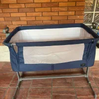 تخت کنار مادر