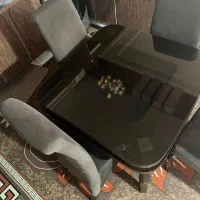 میز ناهار خوری کاملا سالم و نو