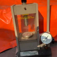 پرس ازمایشگاهی با ظرفیت ۱۵ تن