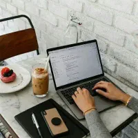 کاربانوان با گوشی درمنزل