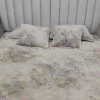 تخت دونفره و میزآرایش سالم و تمیز