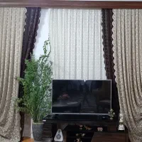پرده سلطنتی بسیار شیک و میز تلویزیون در حد نو