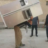 کارگر برای کنده کاری جابجایی و تخریب کاری