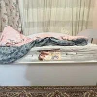 تخت کنار مادر