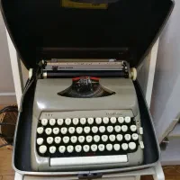 ماشین تایپ قدیمی